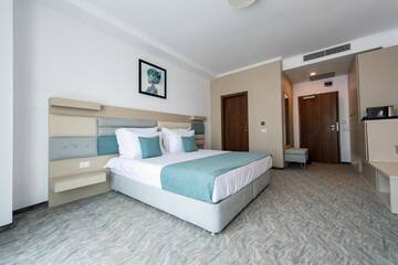 Фото номера Улучшенный двухместный номер с 1 кроватью Отель Hotel Manor г. Мамайя Норд – Нэводари 6