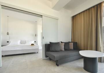 Фото номера Полулюкс с видом на море (для 3 взрослых и 1 ребенка) Отель Lemon Cliff Luxury B&amp;B г. Мамайя Норд – Нэводари 9