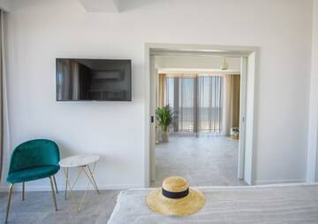 Фото номера Полулюкс с видом на море (для 3 взрослых и 1 ребенка) Отель Lemon Cliff Luxury B&amp;B г. Мамайя Норд – Нэводари 3