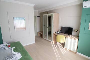 Фото номера Двухместный номер с 1 кроватью и балконом Отель Hotel Excelsior Mamaia Nord г. Мамайя Норд – Нэводари 24