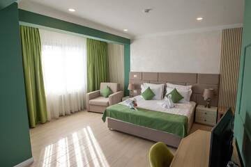 Фото номера Трехместный номер с балконом Отель Hotel Excelsior Mamaia Nord г. Мамайя Норд – Нэводари 9