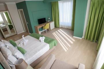 Фото номера Трехместный номер с балконом Отель Hotel Excelsior Mamaia Nord г. Мамайя Норд – Нэводари 14