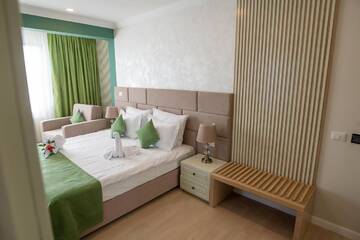 Фото номера Трехместный номер с балконом Отель Hotel Excelsior Mamaia Nord г. Мамайя Норд – Нэводари 10