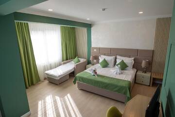 Фото номера Трехместный номер с балконом Отель Hotel Excelsior Mamaia Nord г. Мамайя Норд – Нэводари 11